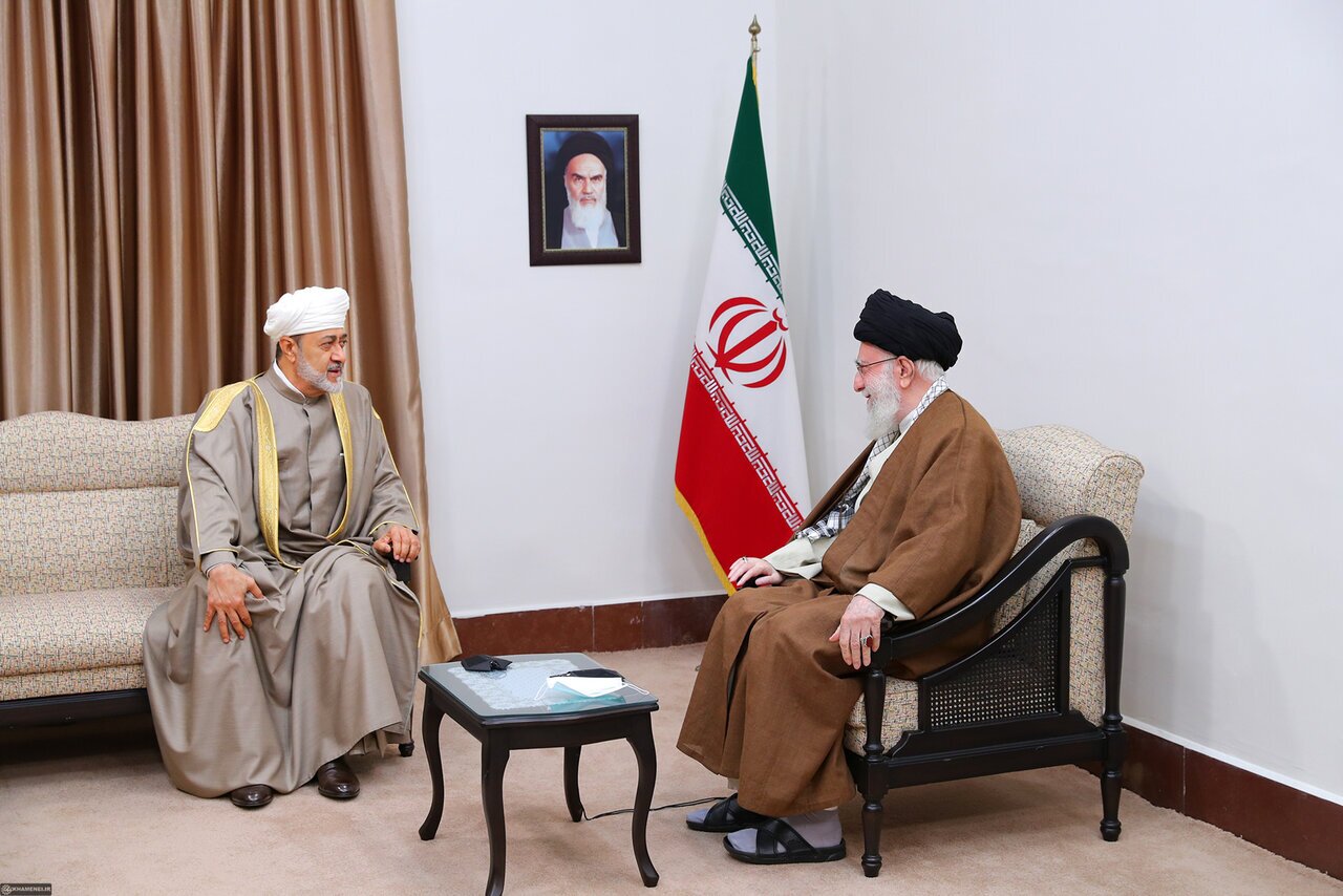 تصویری از دیدار سلطان عمان با رهبر انقلاب اسلامی