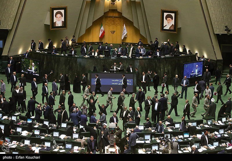 تصاویر عجیب از صحن علنی مجلس