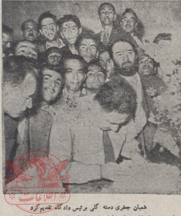 (عکس) شعبان بی‌مخ با دسته گل وارد دادگاه شد!