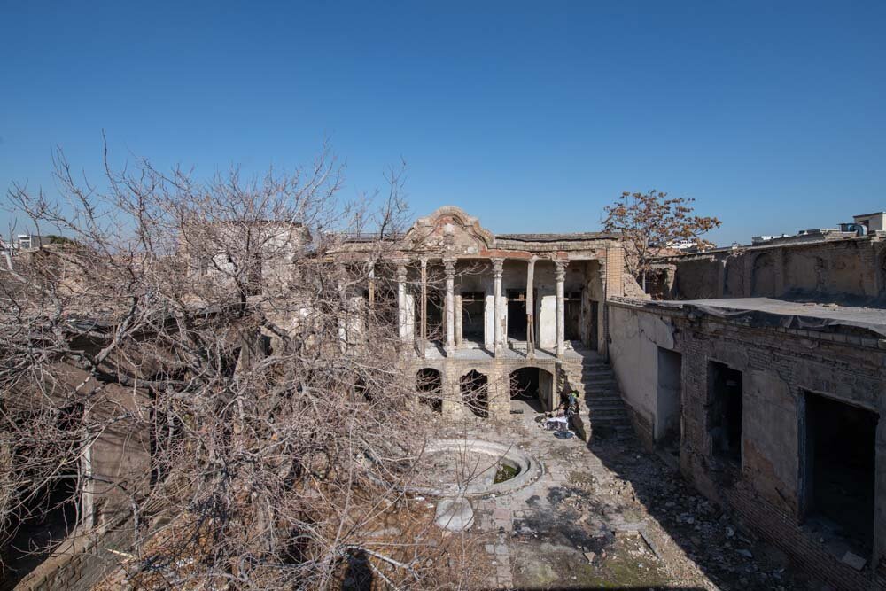 (عکس) بی‌توجهی میراث به عمارت شکوه السلطنه/ خانه همسر ناصرالدین شاه پاتوق معتادان تهران