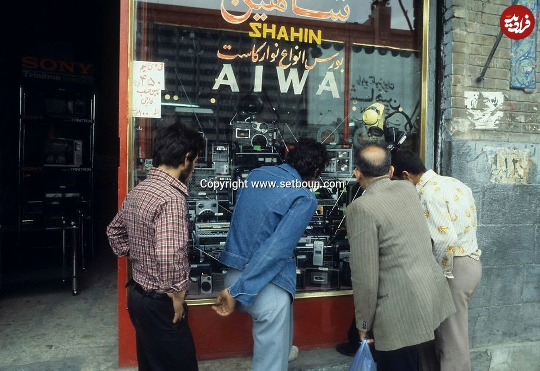 عکسی کمتر دیده شده از یک مغازه کاست فروشی در خیابان لاله زار؛ ۴۵ سال قبل