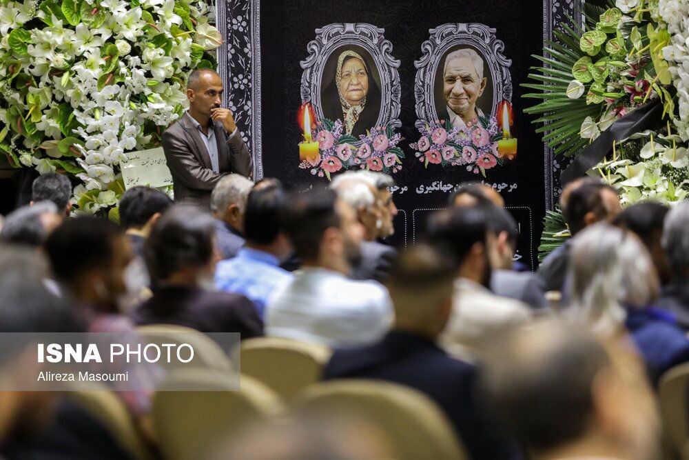 شباهت شگفت انگیز جهانگیری با مرحوم پدرش / تابوشکنی اسحاق جهانگیری در مراسم ختم مادرش