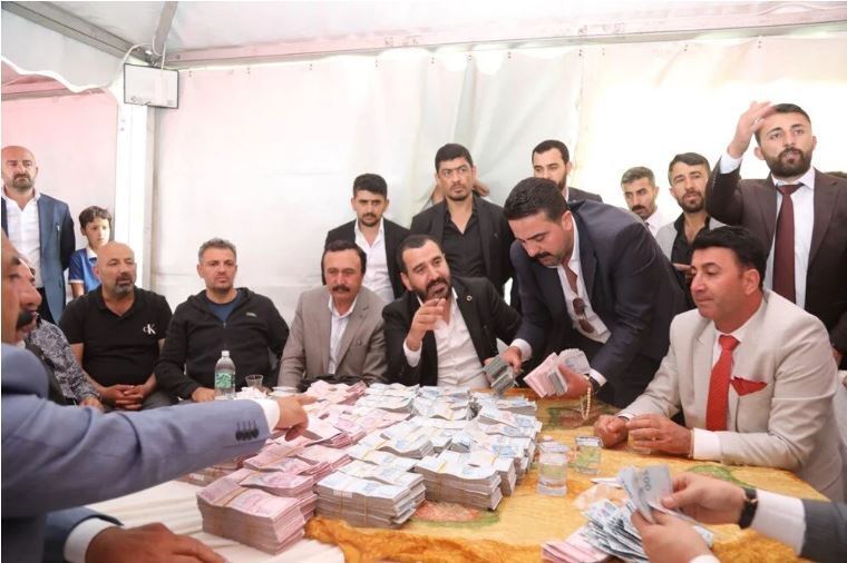 (تصاویر) عروسی جنجالی در ترکیه؛ از عروس غرق در طلا تا چمدان‌های پر از پول