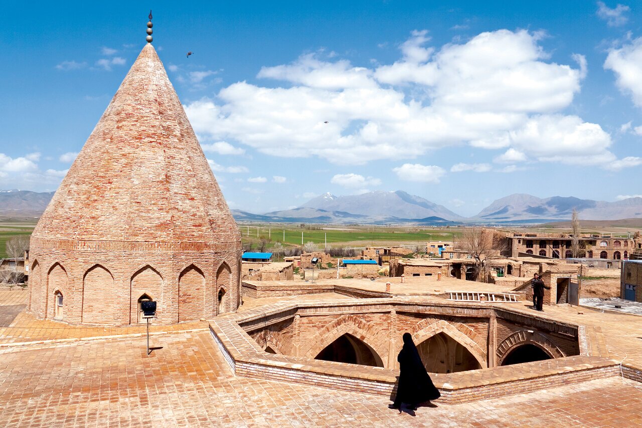 (تصاویر) خاک این روستای ایران را از بهشت آورده‌اند