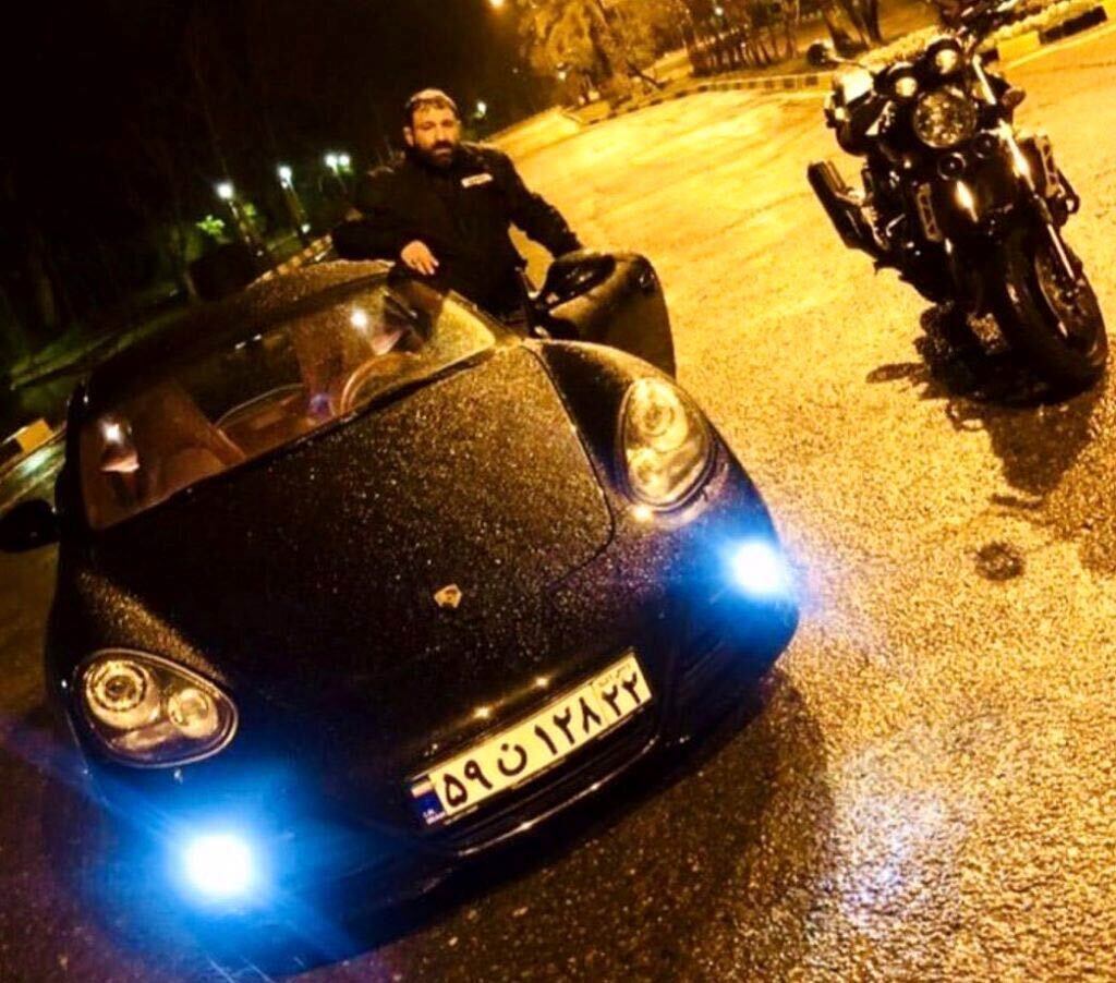 «هانی کرده»؛ از پورشه سیاه تا لباس آبی!