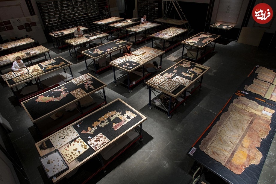 (تصاویر) کشف یک خانۀ ۲ هزارساله و پر از «نقاشی» در زیر کارخانۀ بلورسازی