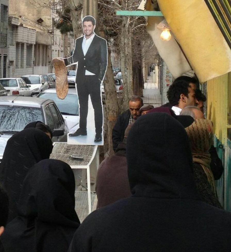 (عکس) محمدرضا گلزار با کت‌وشلوار دامادی در صف بربری