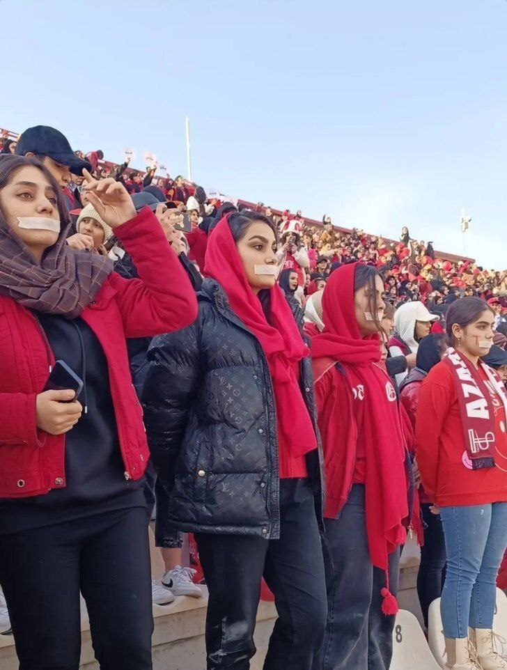 (عکس) اعتراض زنان تراکتوری به حواشی بازی پرسپولیس