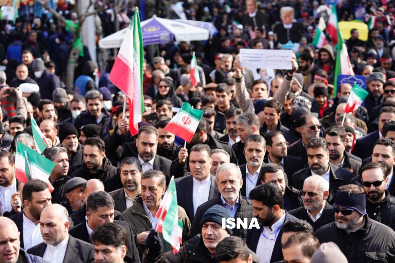 (تصاویر) حضور شخصیت‌های مختلف در راهپیمایی ۲۲ بهمن در تهران