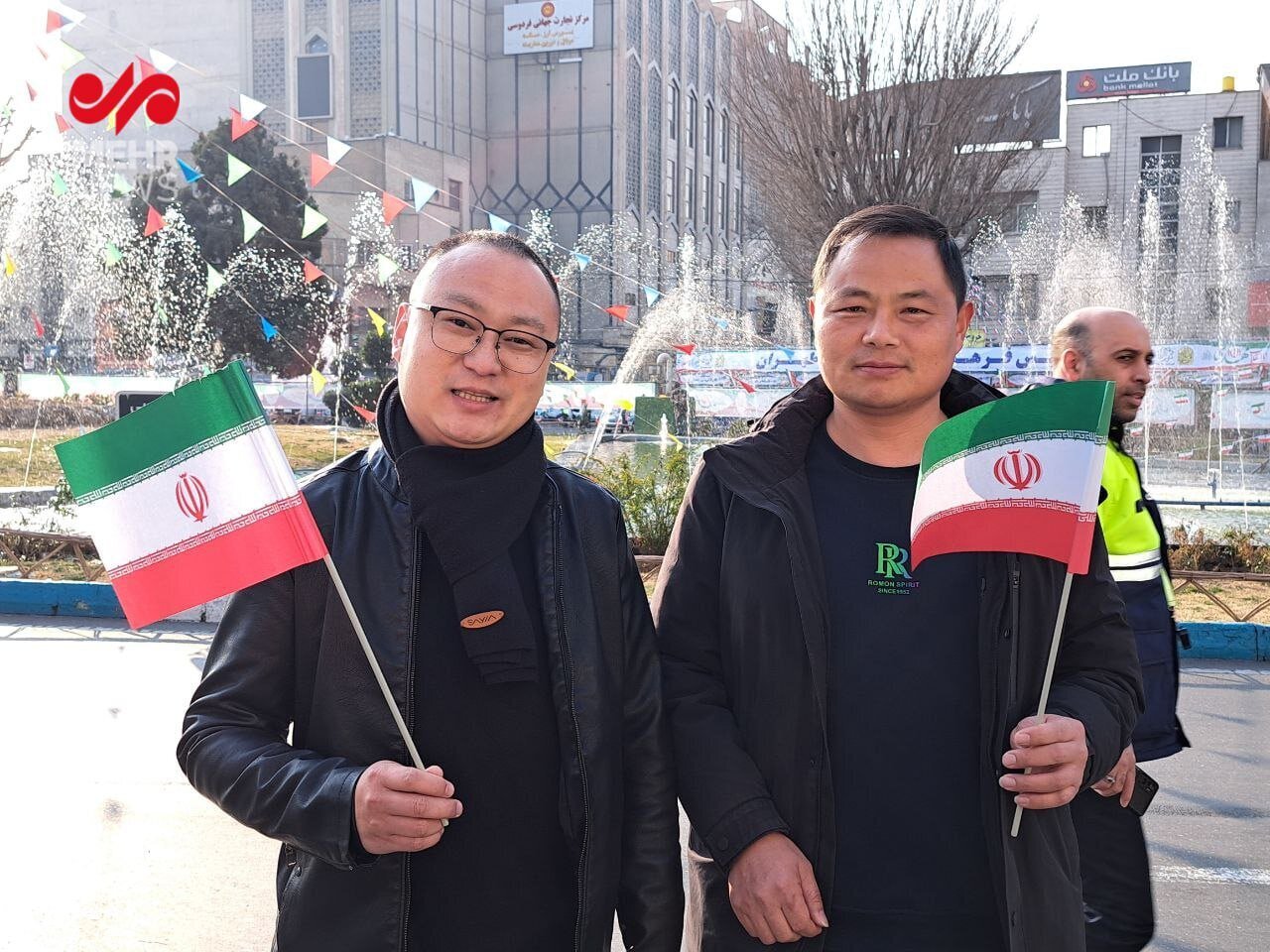 (تصویر) حضور چینی‌ها پرچم ایران به دست در راهپیمایی ۲۲ بهمن
