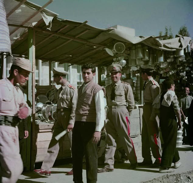 (عکس) دانشجویان افسری ارتش در بازار تهران، ۷۱ سال پیش