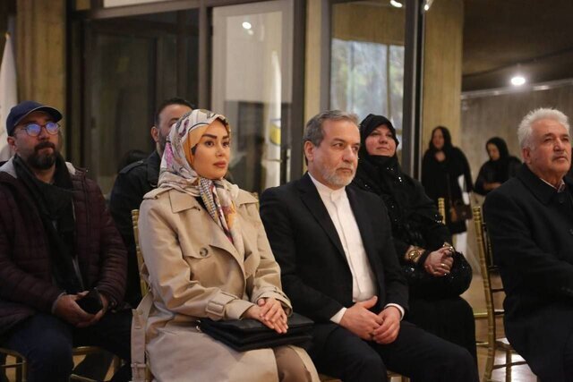 بازدید وزیر امورخارجه و همسرش از نمایشگاه نقاشی نیاوران