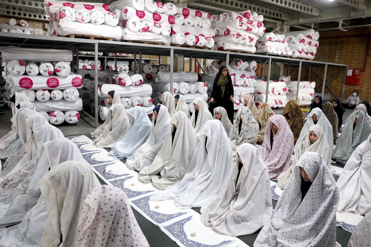 (تصاویر) نماز جماعت مسعود پزشکیان درکنار کارگران یک کارگاه