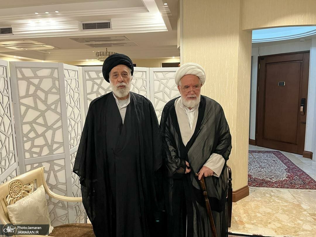 عکسی از سیدهادی خامنه‌ای در منزل مهدی کروبی بعد از رفع حصر