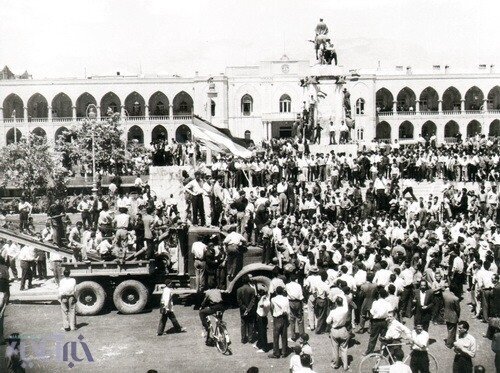 عکس کمتر دیده شده از پایین کشیدن مجسمه رضا شاه در مرداد ۱۳۳۲