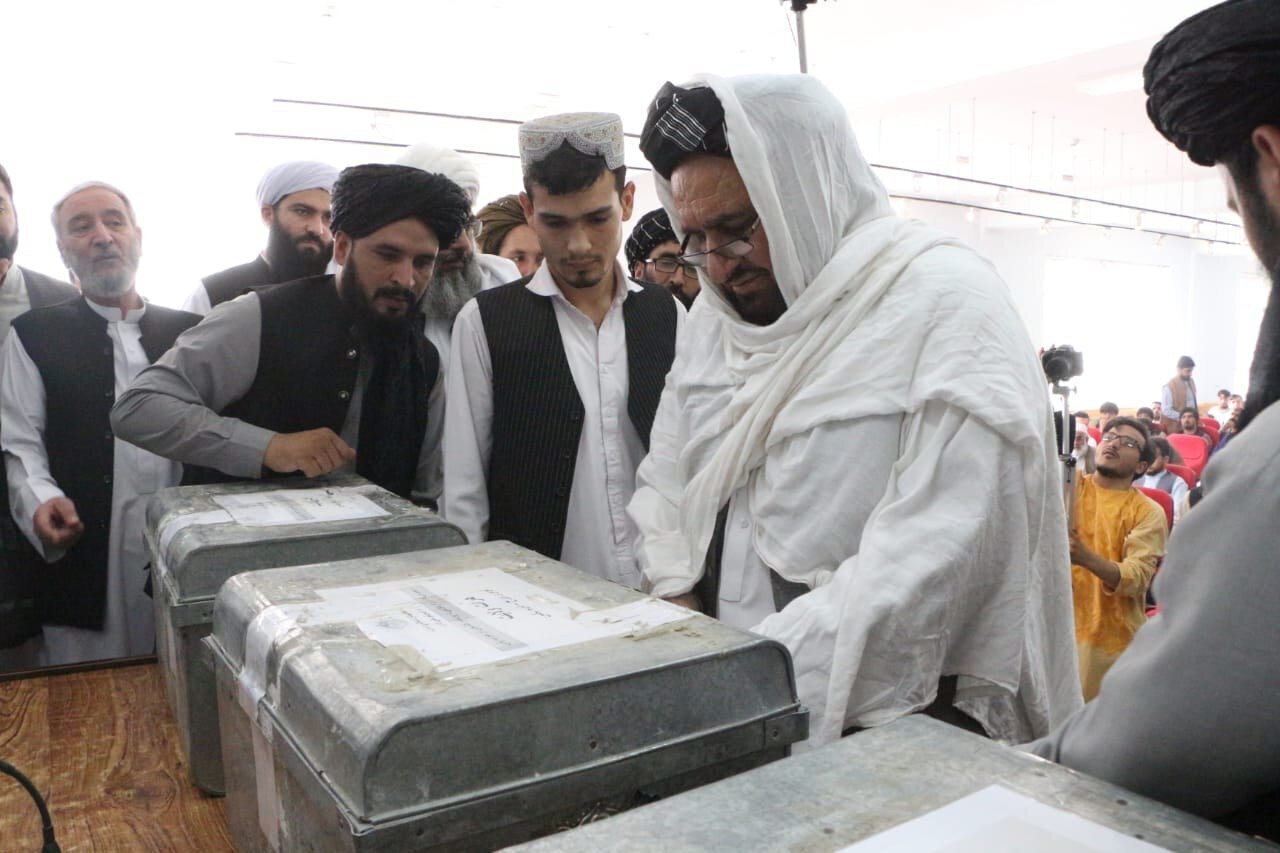 (عکس) جعبه سوالات کنکور طالبان خبرساز شد!