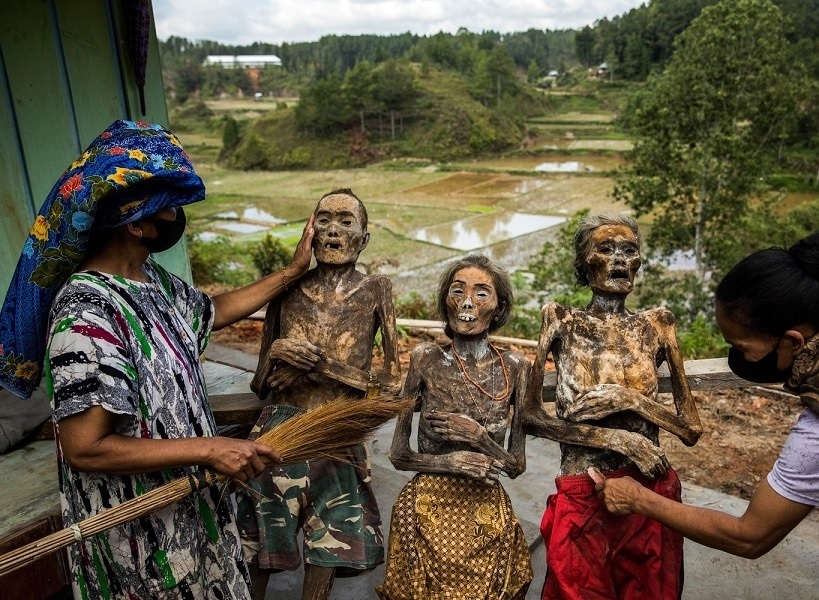 تصاویر باورنکردنی از مراسم عجیب زندگی با مُرده‌ها!