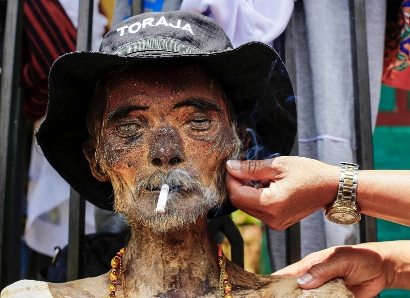 تصاویر باورنکردنی از مراسم عجیب زندگی با مُرده‌ها!