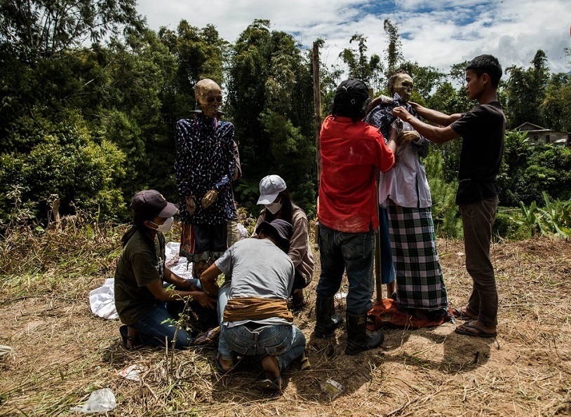 تصاویر باورنکردنی از مراسم عجیب زندگی با مُرده‌ها!