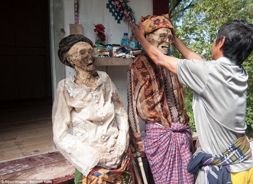 تصاویر باورنکردنی از مراسم عجیب زندگی با مُرده‌ها!