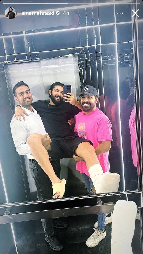 (عکس) تصویر عجیب سینا مهراد بعد از شکستگی پا داخل آسانسور!