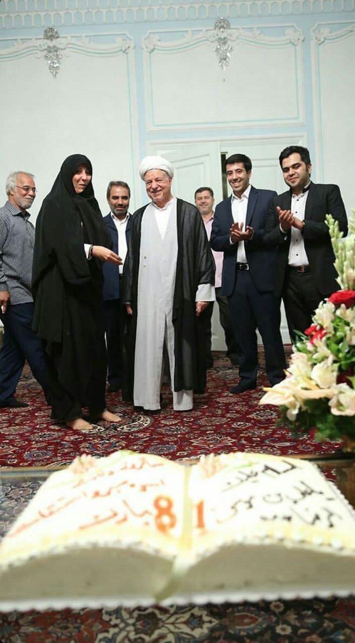 (عکس) تصاویری دیده نشده از تولد آیت الله هاشمی در کنار خانواده و دوستانش /نوشته متفاوت روی کیک