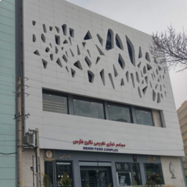ماجرای خودکشی زنی در شیراز و پریدن او از طبقه پنجم یک مجتمع تجاری چیست؟ /////