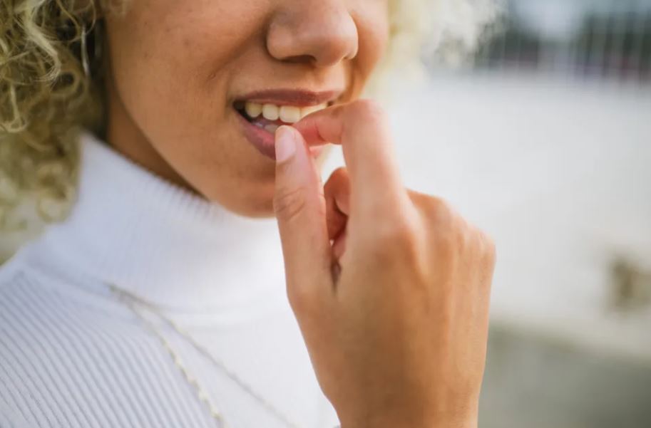 از انگشت در بینی کردن و موخوری تا ادرار کردن زیر دوش؛ عادات ناخوشایند و عادات شگفت‌انگیزی که برایتان مفید هستند / خوانده شد