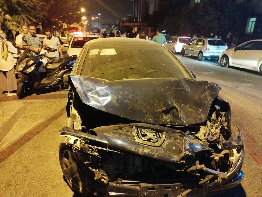 (عکس) برخورد ماشین حمل زباله با ۱۲ خودروی دیگر حادثه آفرید