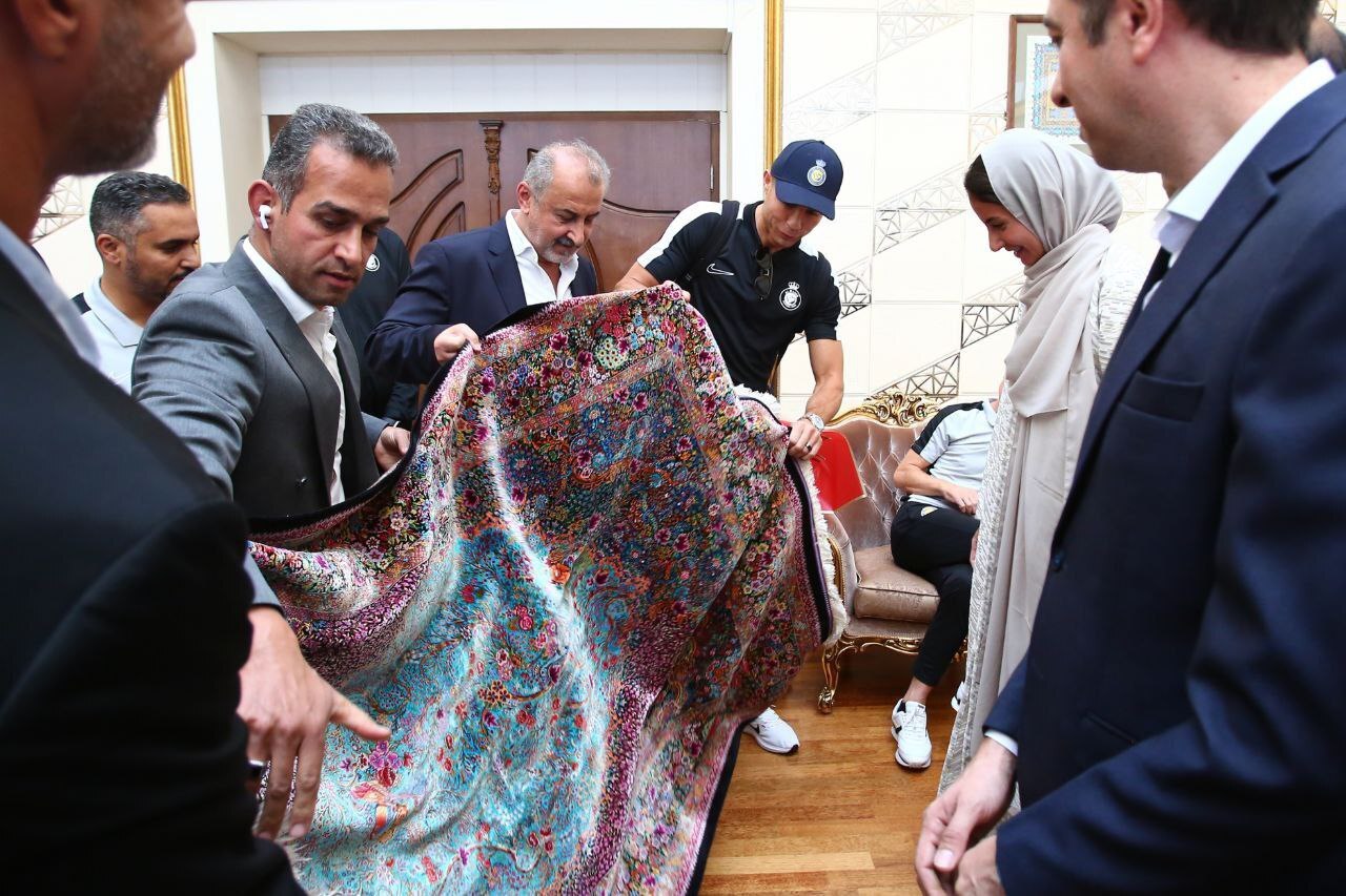 هویت دختر جنجالی استقبال از رونالدو مشخص شد!