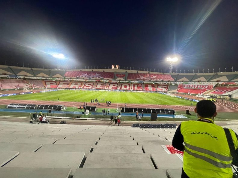 (عکس) پرچم بزرگ پرسپولیس در ورزشگاه آزادی یک ساعت قبل از بازی