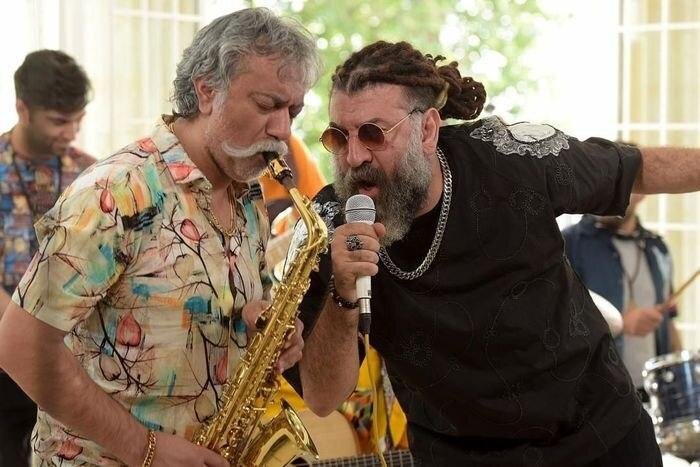 (تصویر) علی انصاریان با استایلی عجیب خواننده شد!