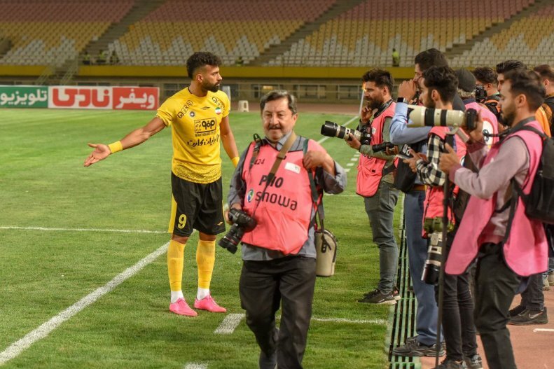 (عکس) شکایت رامین از وضعیت چمن نقش جهان