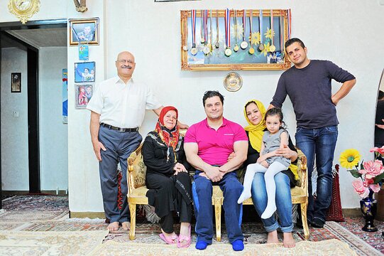آن‌ها که می‌گفتند کاش پسرت می‌مرد، با شیرینی آمدند!