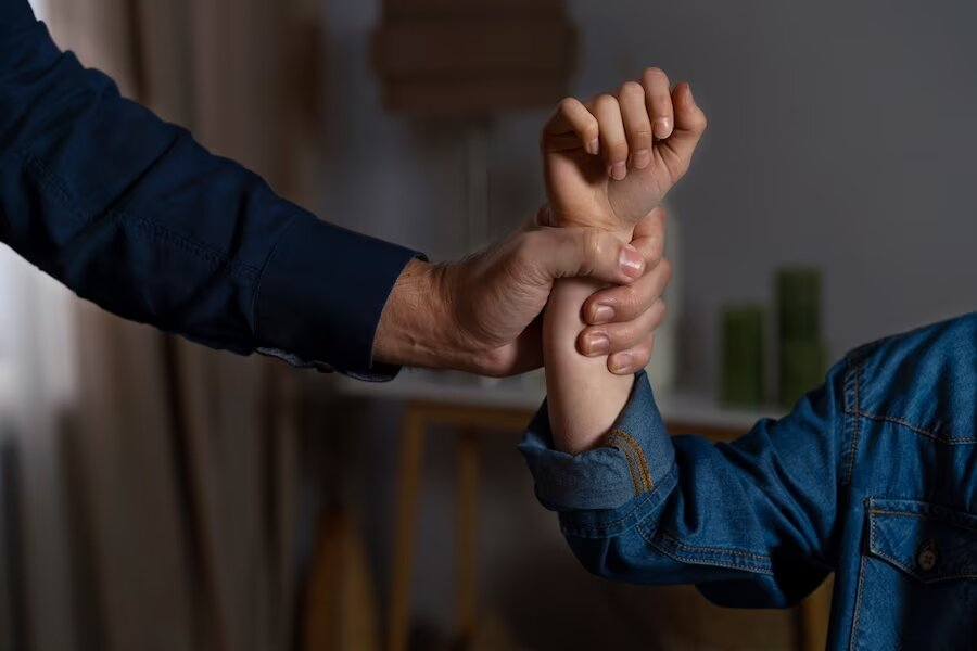 چرا باید در مورد خودکشی با احتیاط صحبت کنیم؟