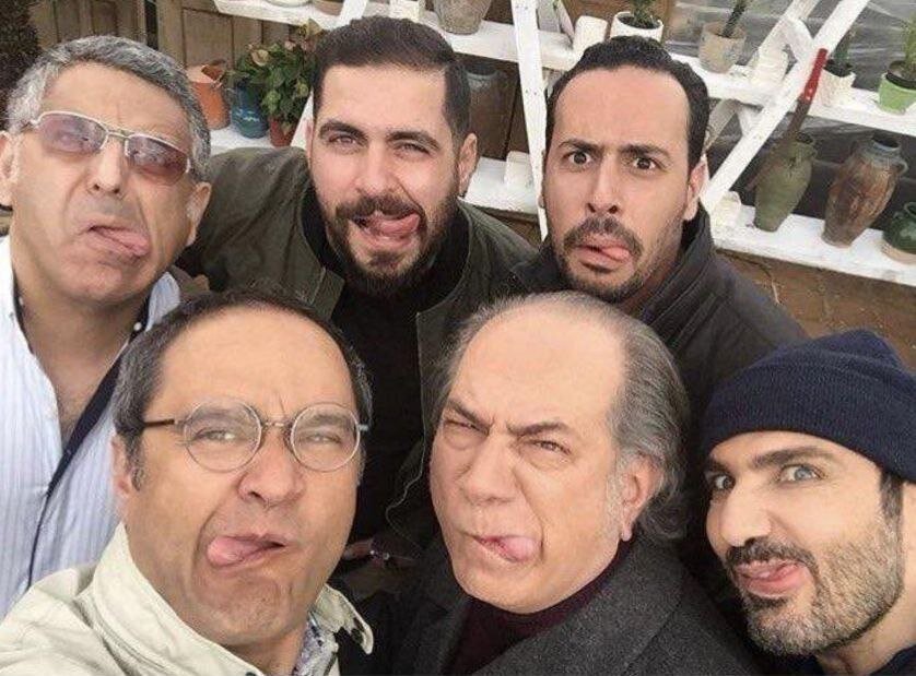 سلفی رامبد جوان و محمدرضا فروتن در کنار مرحوم پسیانی با یک ژست عجیب!