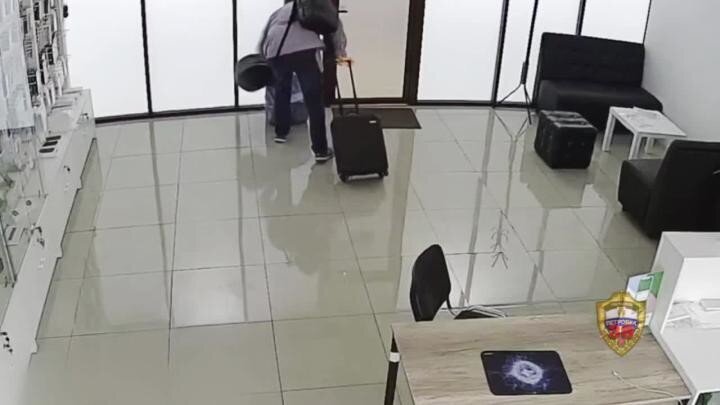 سرقت ۵۳ آیفون جدید در اولین روز کاری/ عکس