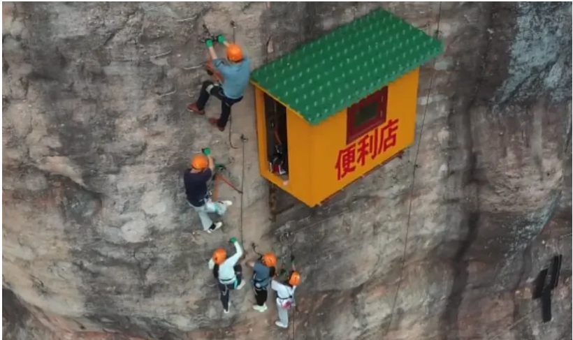 (تصاویر) عجیب‌ترین مغازه جهان که از صخره‌ای به ارتفاع ۱۲۰ متر آویزان شده است