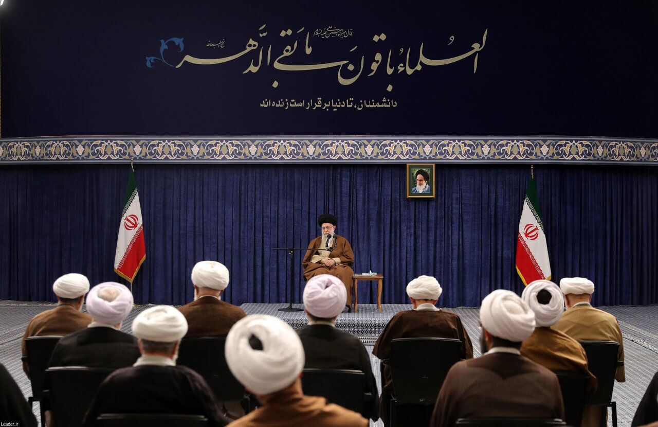 عکسی از حدیث نصب شده در محل سخنرانی رهبر انقلاب