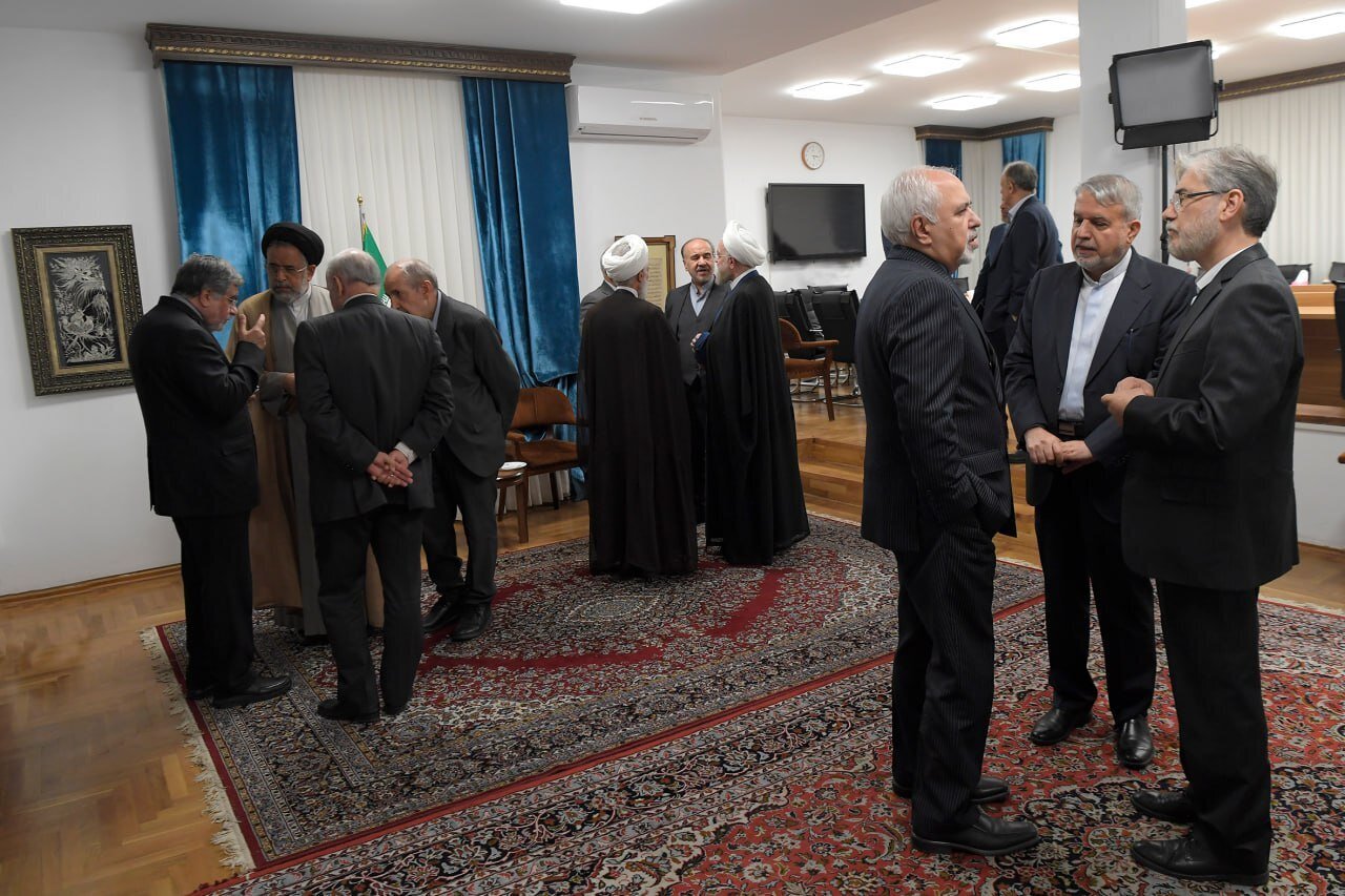 جدیدترین تصاویر از جلسه حسن روحانی و دولتمردانش/ از خنده‌های جهانگیری تا گعده‌های چند نفره