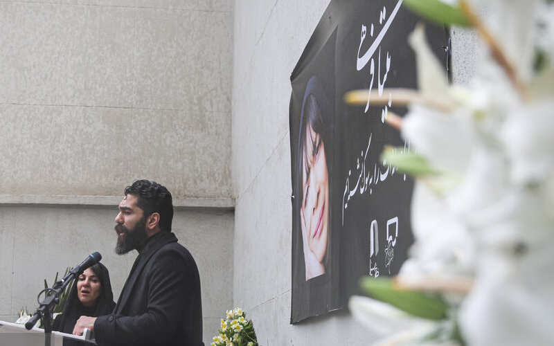 (عکس) گریه شدید لاله اسکندری در مراسم بیتا فرهی