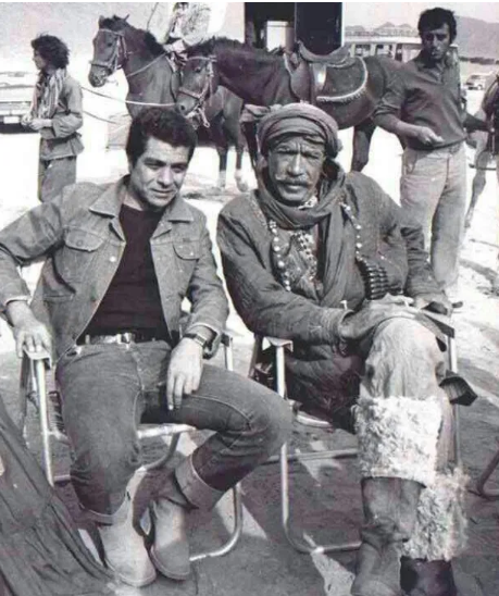 نمایی از همبازی شدن بازیگران ایرانی و آمریکایی در فیلم «کاروان ها» در سال ۱۳۵۶