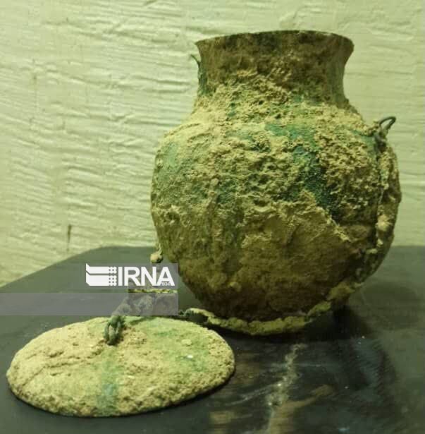 (عکس) بارش باران در ایلام کوزه ۳ هزار ساله را از دل خاک بیرون کشید