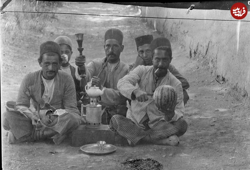 (تصاویر) سفر به عصر قاجار؛ قلیان‌فروش‌ها، قلیان‌کش‌ها و بدنسازها!