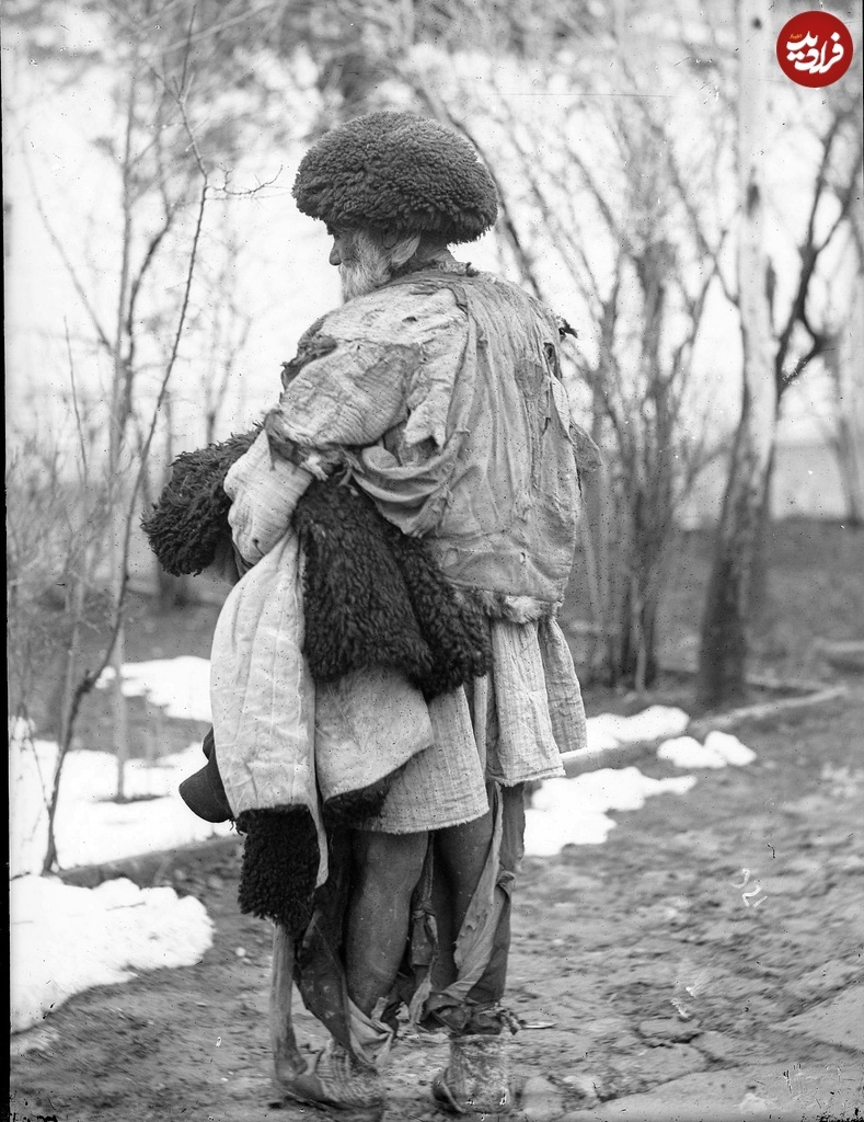 (عکس) سفر به عصر قاجار؛ گدای گاوسوار، حجره‌داران بازار و کارمندان قدیمی‌ترین بانک ایران