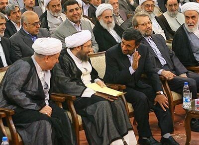 عکسی از رویارویی عجیب آیت الله هاشمی و احمدی نژاد / فریب این لبخند‌ها را نخورید