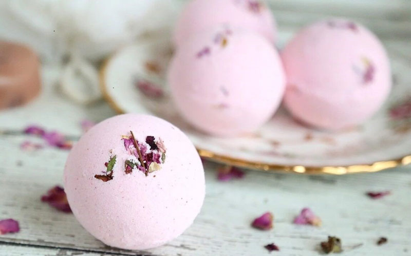 نحوه درست کردن کوکتل پدیکور برای شادابی پوست پا