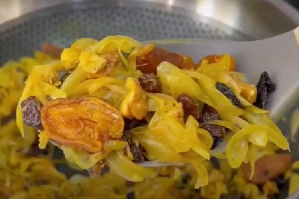 طرز تهیه مرغ شکم پر در قابلمه نمک با طعم متفاوت و کم نظیر