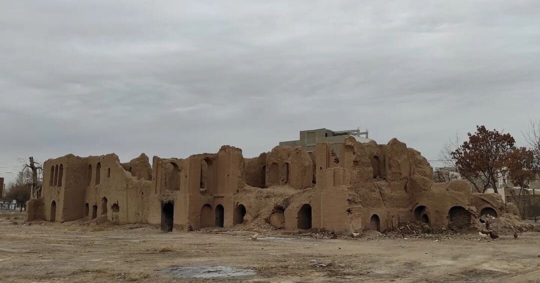 عمارت قاجاری محل گشت و گذار مرغ و خروس‌ها