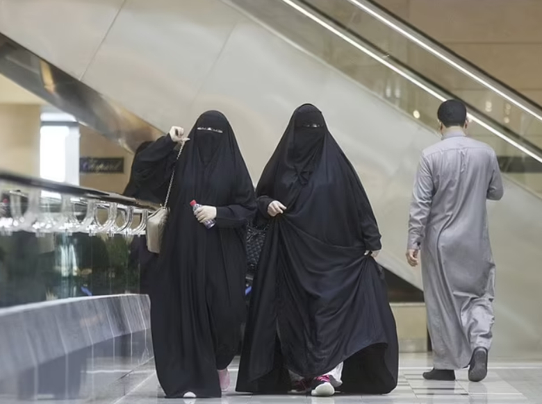 درون زندگی همسران و دوست دختر‌های فوتبالیست‌های خارجی در عربستان سعودی/